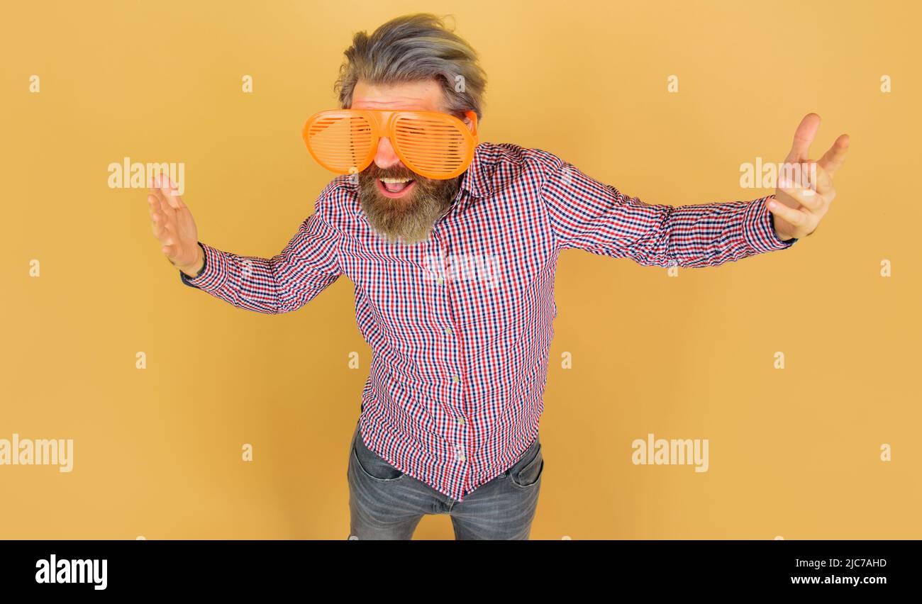 Glücklicher bärtiger Mann in großer, witziger Sonnenbrille. Werbung. Umsatz und Rabatt. Saisonangebot. Stockfoto