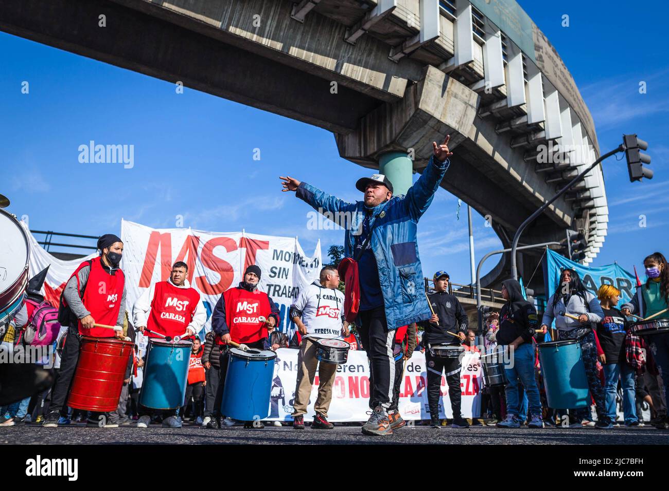 Buenos Aires, Argentinien. 09.. Juni 2022. Mitglieder der Picketer-Einheit spielen ihre Trommeln und singen Lieder, während sie auf ihrem Weg zum Ministerium für soziale Entwicklung unter dem Arturo Frondizi Highway laufen. Die politischen Organisationen, aus denen die Piquetera-Einheit besteht, führten unter der Leitung von Juan Zabaleta eine neue und massive Mobilisierung im Ministerium für soziale Entwicklung durch und forderten echte Arbeit und mehr soziale Unterstützung angesichts der wachsenden Armut. Kredit: SOPA Images Limited/Alamy Live Nachrichten Stockfoto