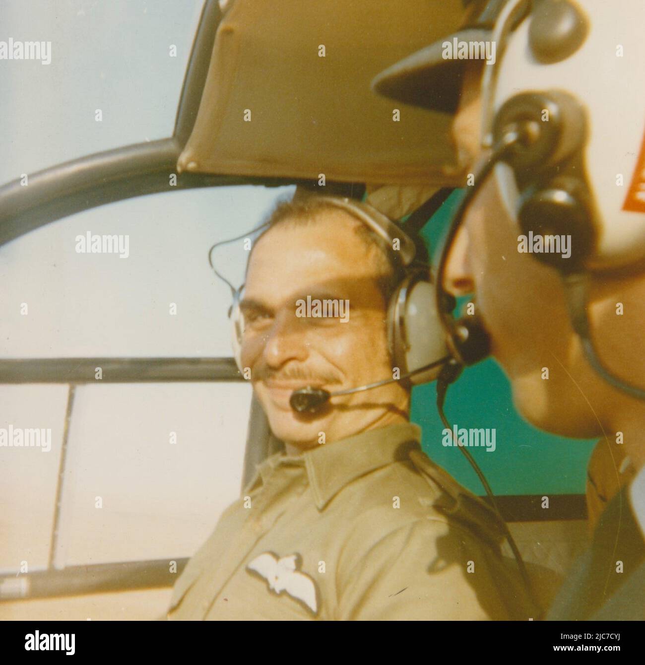 König Hussein von Jordanien pilotieren Einen Hubschrauber, 1974 Stockfoto