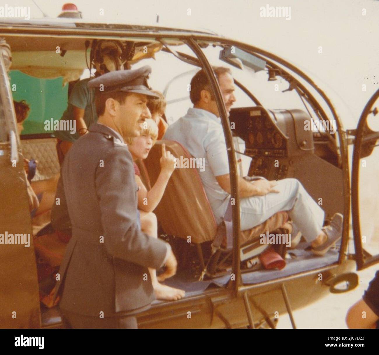 König Hussein von Jordanien pilotieren Einen Hubschrauber, 1974 Stockfoto