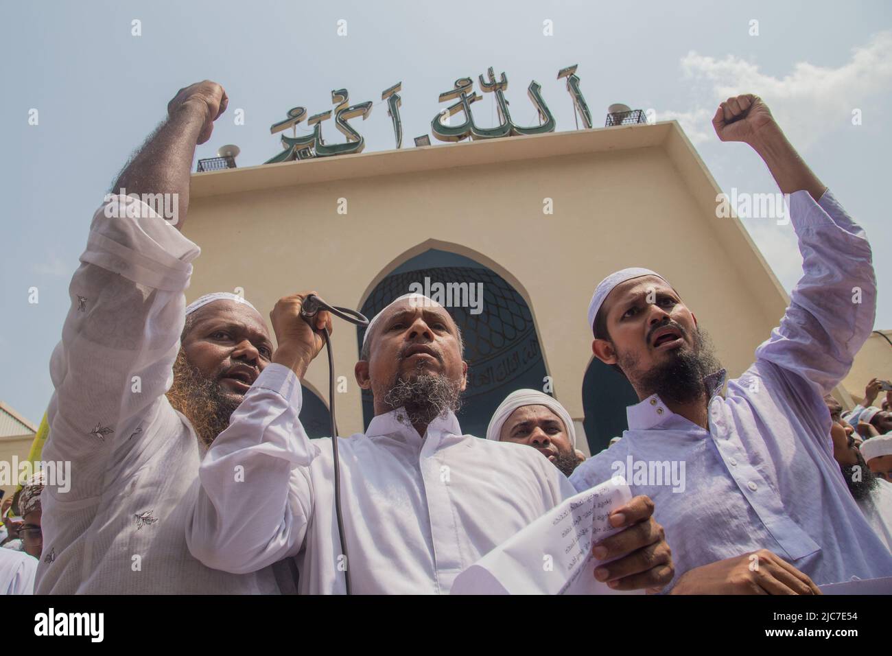 Dhaka, Bangladesch. 10.. Juni 2022. Die Führer von Islami Andolan Bangladesh rufen indienfeindliche Parolen aus, um gegen die ehemalige indische BJP-Sprecherin Nupur Sharma wegen ihrer blasphemischen Kommentare zum Propheten Mohammed am 10. Juni 2022 in Dhaka zu protestieren. (Foto von Nahid Hasan/Pacific Press) Quelle: Pacific Press Media Production Corp./Alamy Live News Stockfoto