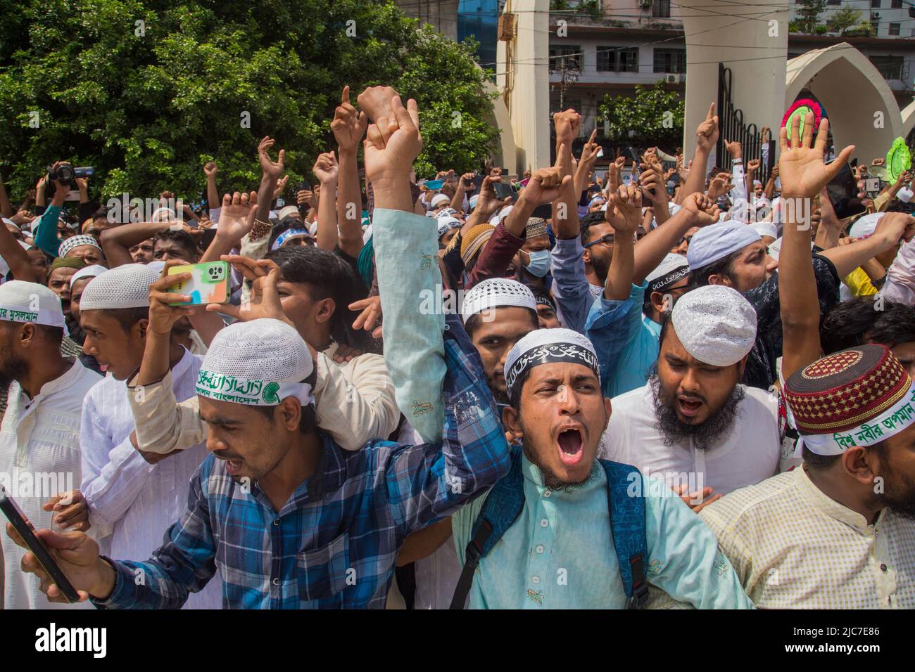 Dhaka, Bangladesch. 10.. Juni 2022. Aktivisten der islamistischen politischen Partei Islami Andolan Bangladesh rufen gegen Indien protestierende Parolen gegen die ehemalige indische BJP-Sprecherin Nupur Sharma wegen ihrer blasphemischen Kommentare zum Propheten Mohammed am 10. Juni 2022 in Dhaka. (Foto von Nahid Hasan/Pacific Press) Quelle: Pacific Press Media Production Corp./Alamy Live News Stockfoto