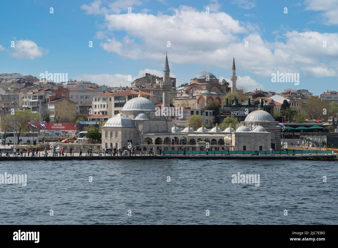 Die Moschee von Şemsi Ahmet Paşa im Istanbuler Stadtteil Üsküdar. Die Moschee, die als Vögel bekannt ist, landet wegen der Windströmungen nicht auf der Moschee. Stockfoto