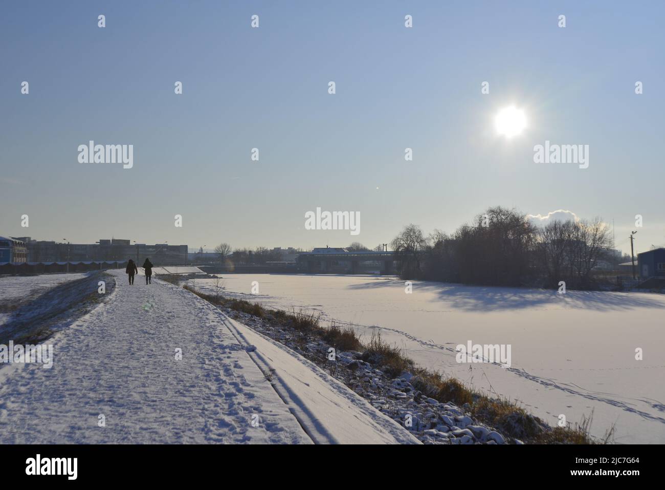 Wintersonne auf dem Fluss Mures Stockfoto