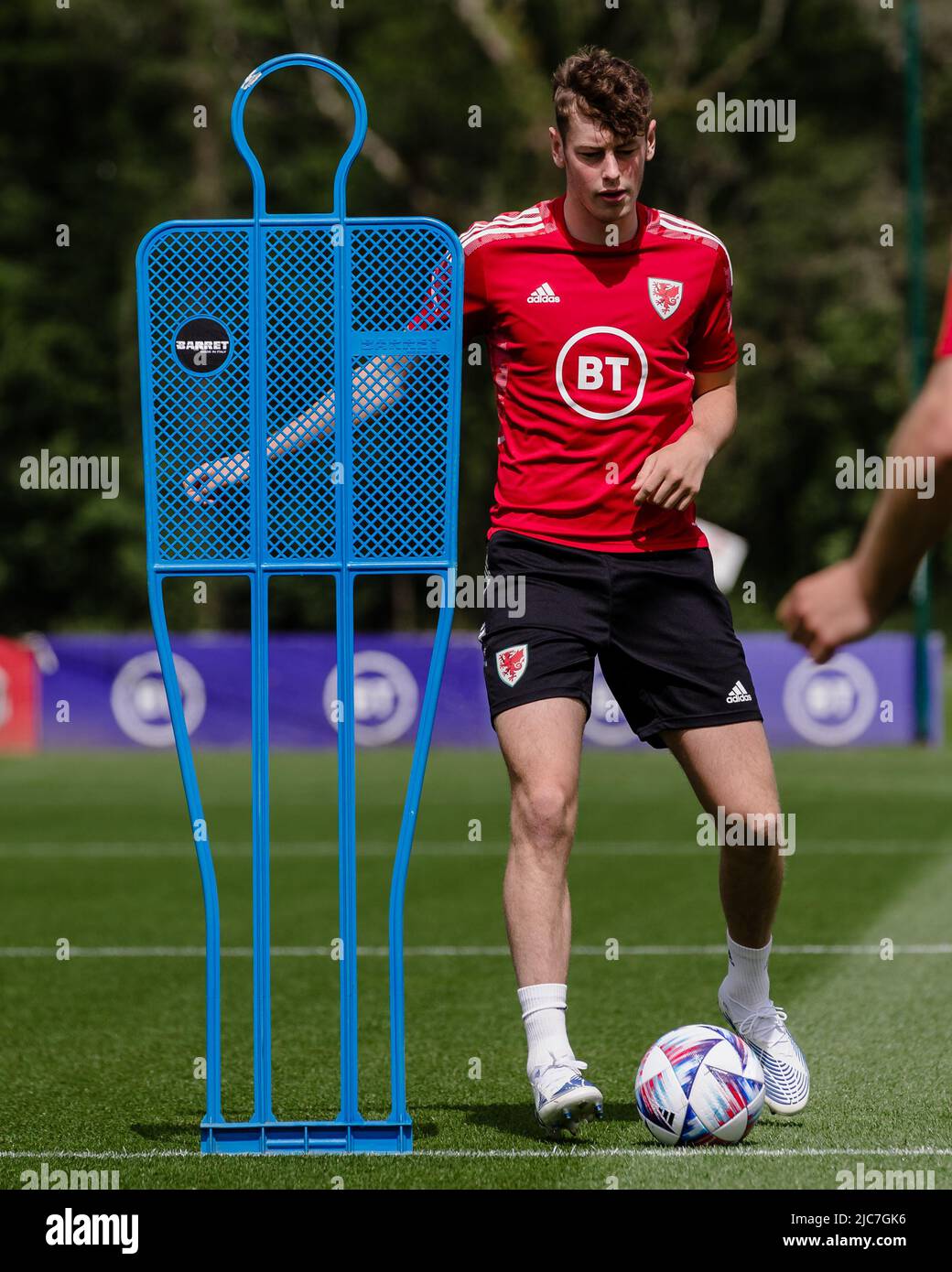 PONTYCLUN, WALES - 10. JUNI 2022: Waliser Oli Denham während einer Trainingseinheit im Vale Resort vor der League A 2022 Nations League gegen Belgien am 11.. Juni 2022 im Cardiff City Stadium. (Bild von John Smith/FAW) Stockfoto