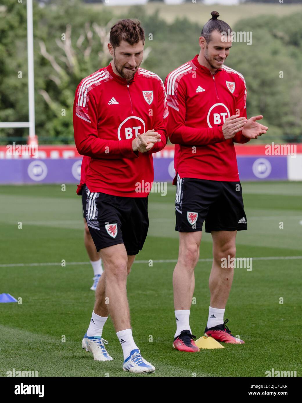 PONTYCLUN, WALES - 10. JUNI 2022: Der walisische Ben Davies und der walisische Gareth Bale während einer Trainingseinheit im Vale Resort vor der League A 2022 Nations League gegen Belgien am 11.. Juni 2022 im Cardiff City Stadium. (Bild von John Smith/FAW) Stockfoto