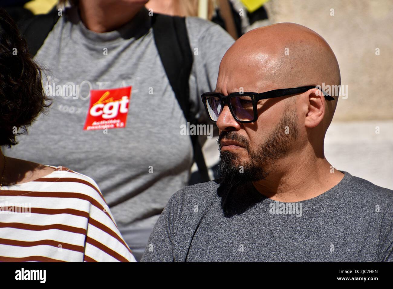 Mohamed Bensaada von der linksextremen Partei La France Insoumise (LFI) wird während des Protestes gesehen. Die Postarbeiter von Marseille führten einen Streik gegen die Neuorganisation der Runden in den Arrondissements 1., 2., 3., 4. und 14. von Marseille durch, der zu Stellenabbau führen würde. Stockfoto