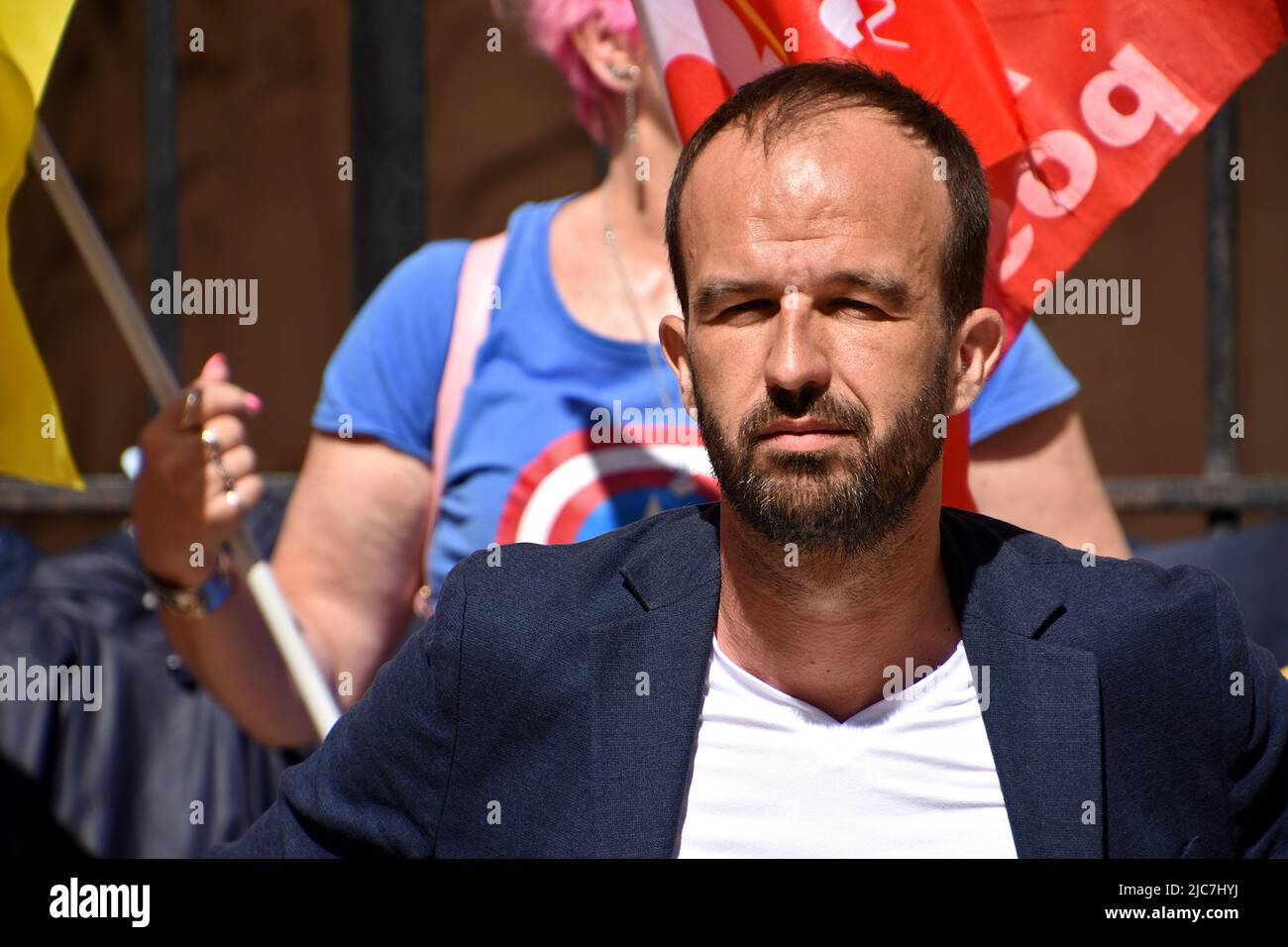 Marseille, Frankreich. 09.. Juni 2022. Manuel Bompard von der linksextremen Partei La France Insoumise (LFI) wird während des Protestes gesehen. Die Postarbeiter von Marseille führten einen Streik gegen die Neuorganisation der Runden in den Arrondissements 1., 2., 3., 4. und 14. von Marseille durch, der zu Stellenabbau führen würde. (Foto von Gerard Bottino/SOPA Images/Sipa USA) Quelle: SIPA USA/Alamy Live News Stockfoto