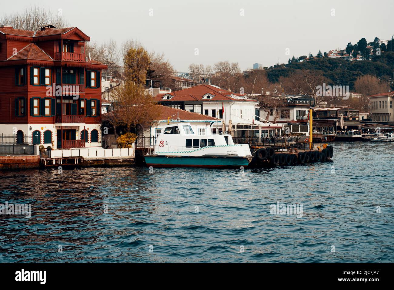 Blick auf das Seetaxi am Hafen von Beykoz. Seetaxis haben eine Kapazität von 10 Passagieren. Beykoz-Viertel an der asiatischen Küste Istanbuls. Stockfoto