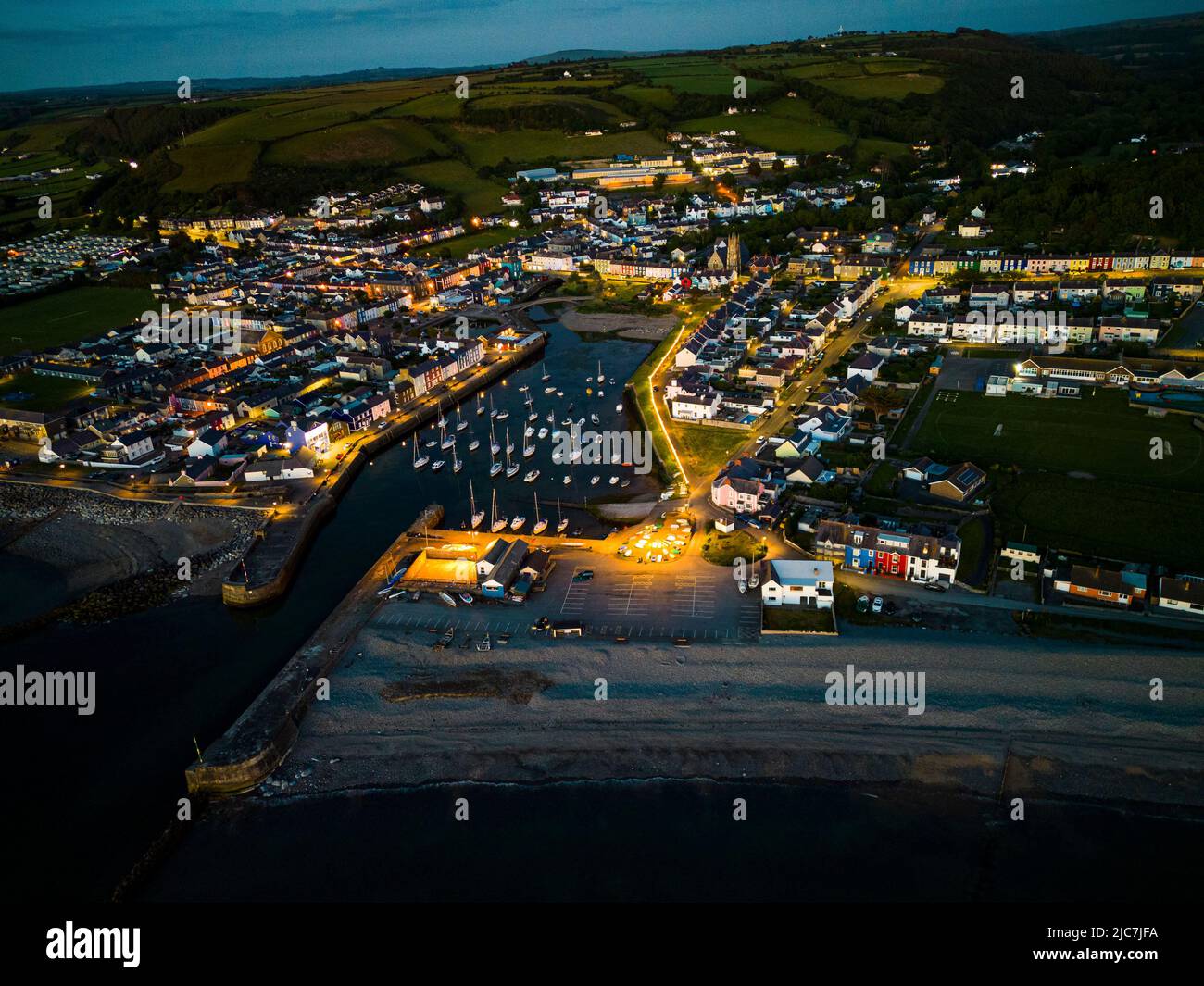 Aberaeron West Wales UK zur blauen Stunde von einer DJI Mini 3 Pro Drohne am 2022. juni Stockfoto