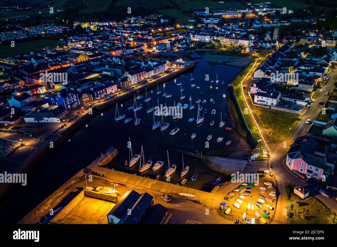 Aberaeron West Wales UK zur blauen Stunde von einer DJI Mini 3 Pro Drohne am 2022. juni Stockfoto