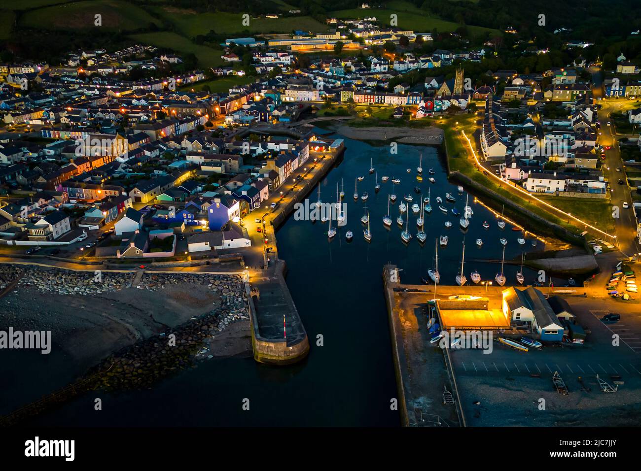 Aberaeron West Wales UK zur blauen Stunde von einer DJI Mini 3 Pro Drohne am 2022. juni Stockfoto