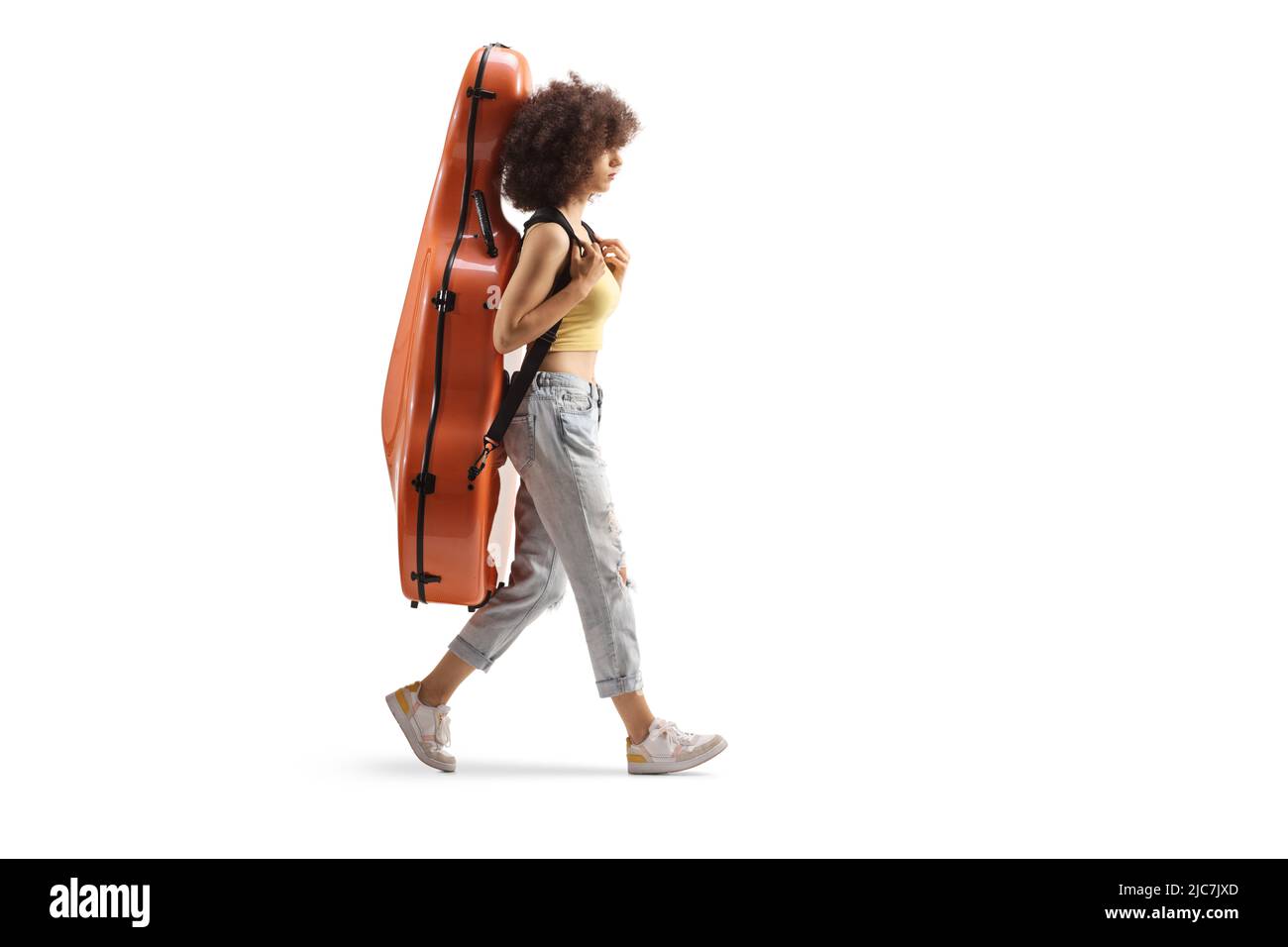 Ganzkörperaufnahme einer jungen Frau, die in einem Fall auf ihrem Rücken auf weißem Hintergrund läuft und einen Kontrabass trägt Stockfoto