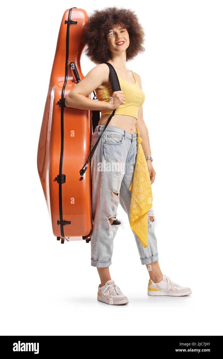 Junge Musikerin mit einem Cellogehäuse auf der Schulter isoliert auf weißem Hintergrund Stockfoto