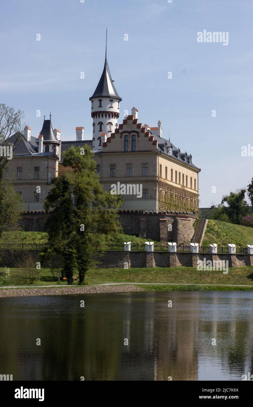 Schloss Radun spiegelte sich in einem See in der Tschechischen Republik Stockfoto