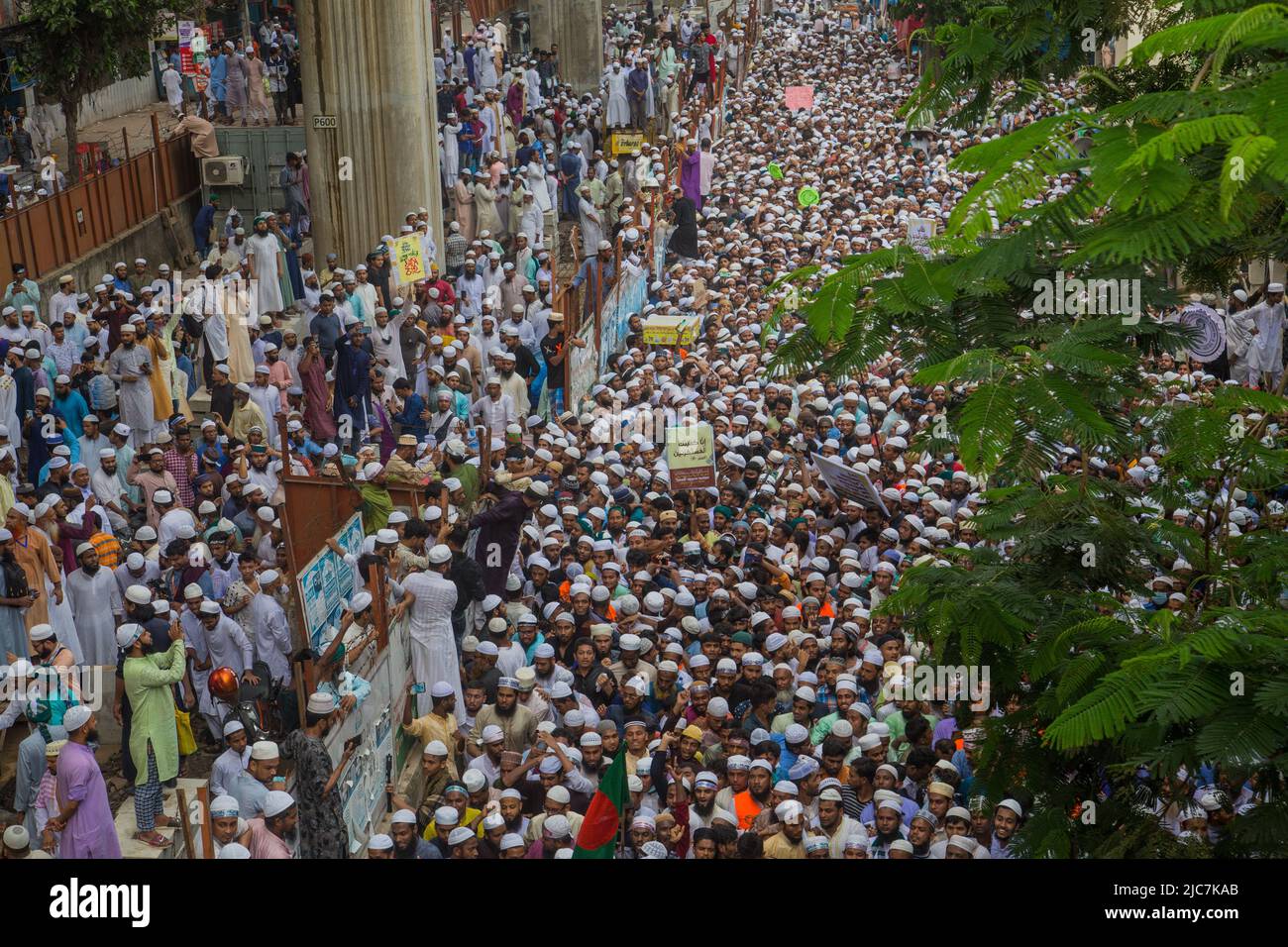 Dhaka, Dhaka Division, Bangladesch. 10.. Juni 2022. Aktivisten der islamistischen Partei Islami Andolan Bangladesh nehmen an einer Prozession Teil, um gegen die ehemalige indische BJP-Sprecherin Nupur Sharma wegen ihrer blasphemischen Kommentare zum Propheten Mohammed am 10. Juni 2022 in Dhaka zu protestieren. (Bild: © Nahid Hasan/Pacific Press via ZUMA Press Wire) Bild: ZUMA Press, Inc./Alamy Live News Stockfoto