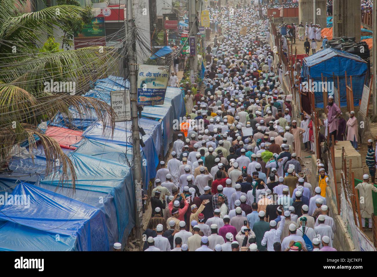 Dhaka, Dhaka Division, Bangladesch. 10.. Juni 2022. Aktivisten der islamistischen Partei Islami Andolan Bangladesh nehmen an einer Prozession Teil, um gegen die ehemalige indische BJP-Sprecherin Nupur Sharma wegen ihrer blasphemischen Kommentare zum Propheten Mohammed am 10. Juni 2022 in Dhaka zu protestieren. (Bild: © Nahid Hasan/Pacific Press via ZUMA Press Wire) Bild: ZUMA Press, Inc./Alamy Live News Stockfoto