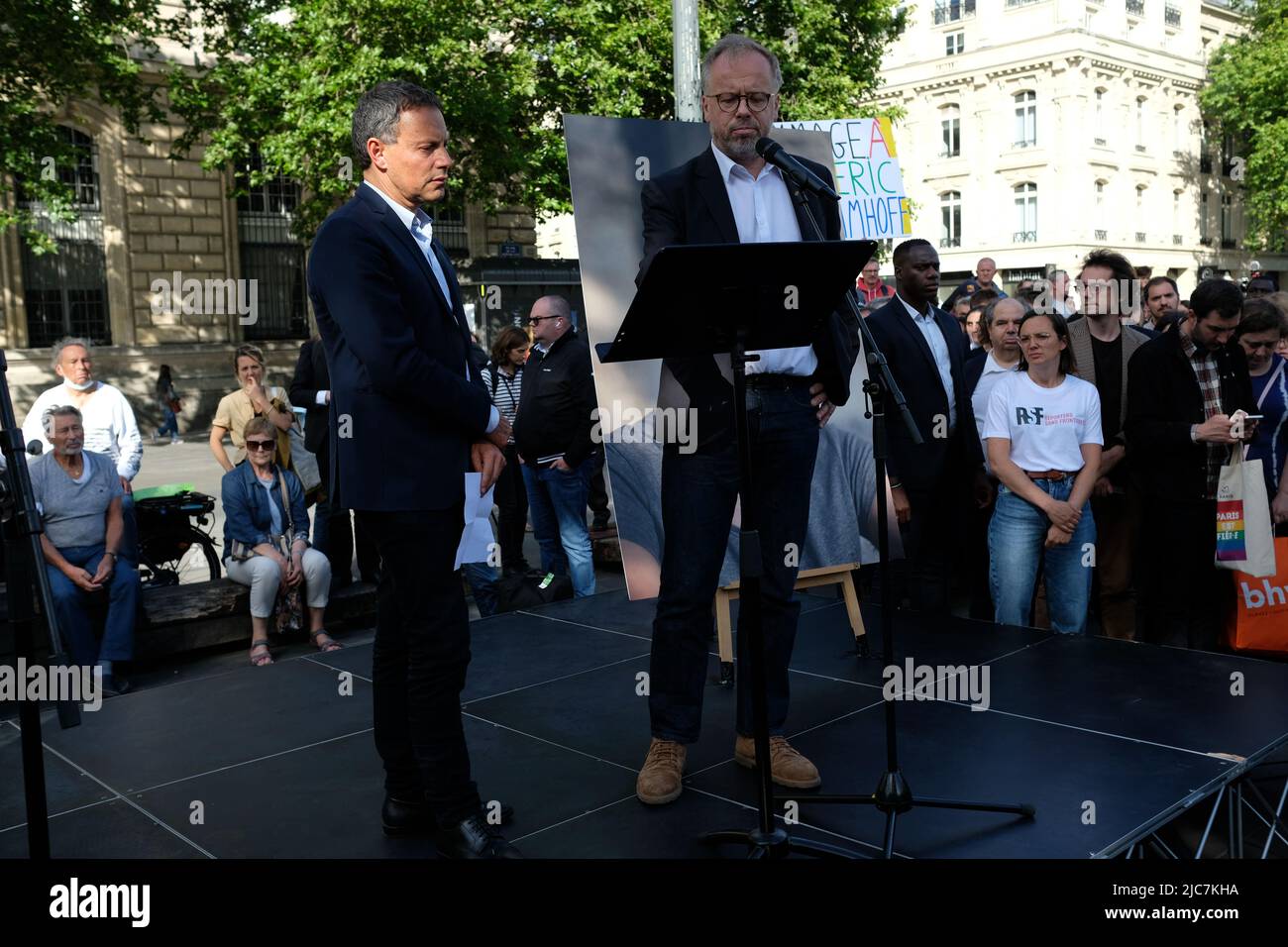 Hommage à Frédéric Leclerc-Imhoff journaliste BFMTV tué en Ukraine Marc olivier fogiel et christophe deloire sur le Podium pour un dishes émouvant Stockfoto