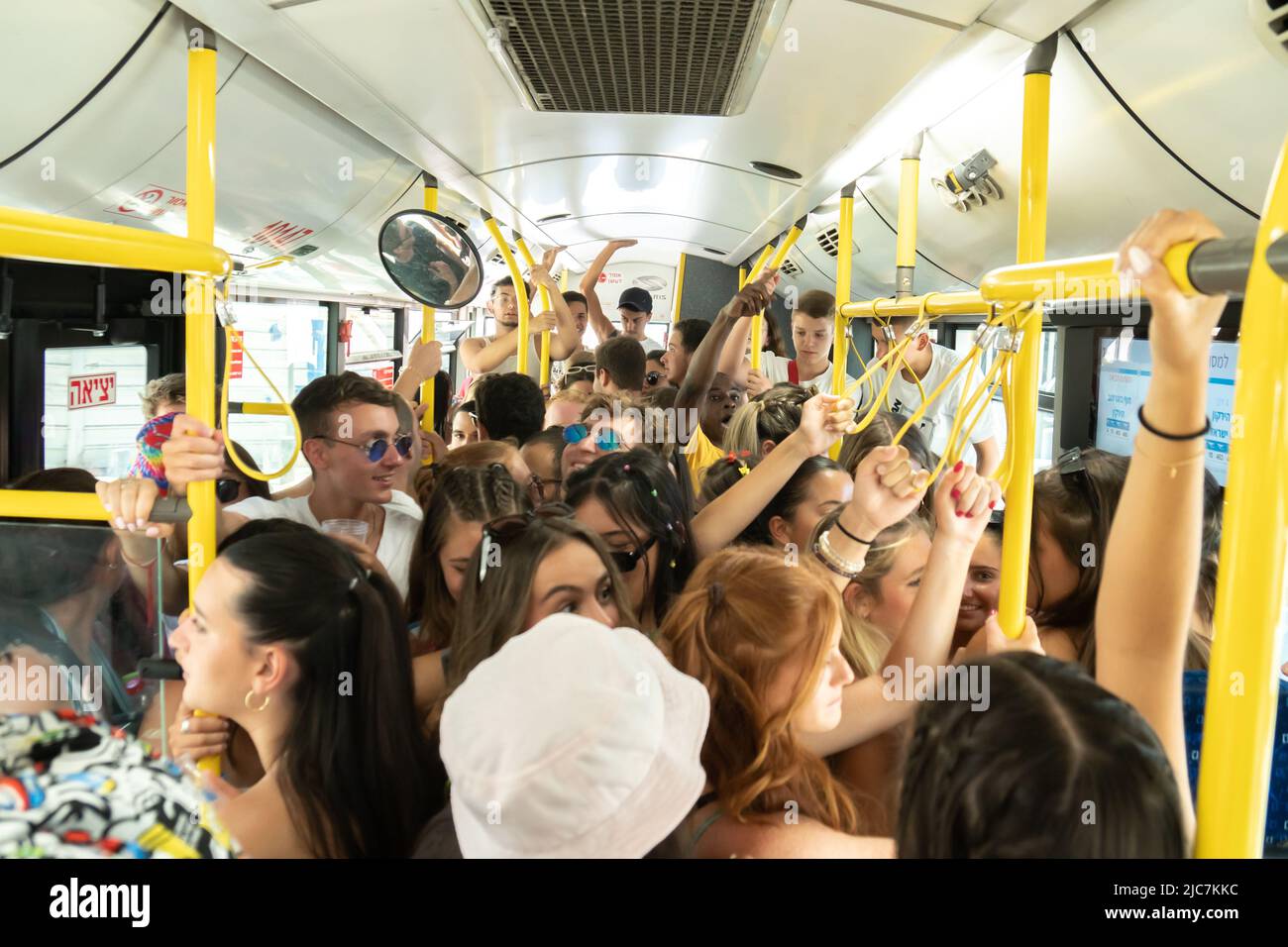Tel Aviv Yafo, Israel - 10. Juni 2022. Junge Menschen in überfüllten Bussen Stockfoto