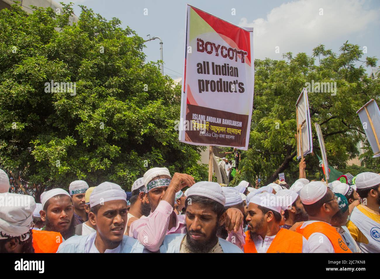 Dhaka, Dhaka Division, Bangladesch. 10.. Juni 2022. Aktivisten der islamistischen politischen Partei Islami Andolan Bangladesh halten Plakate, während sie gegen Indien gerichteten Parolen protestieren, um gegen die ehemalige indische BJP-Sprecherin Nupur Sharma wegen ihrer blasphemischen Kommentare zum Propheten Mohammed am 10. Juni 2022 in Dhaka zu protestieren. (Bild: © Nahid Hasan/Pacific Press via ZUMA Press Wire) Bild: ZUMA Press, Inc./Alamy Live News Stockfoto