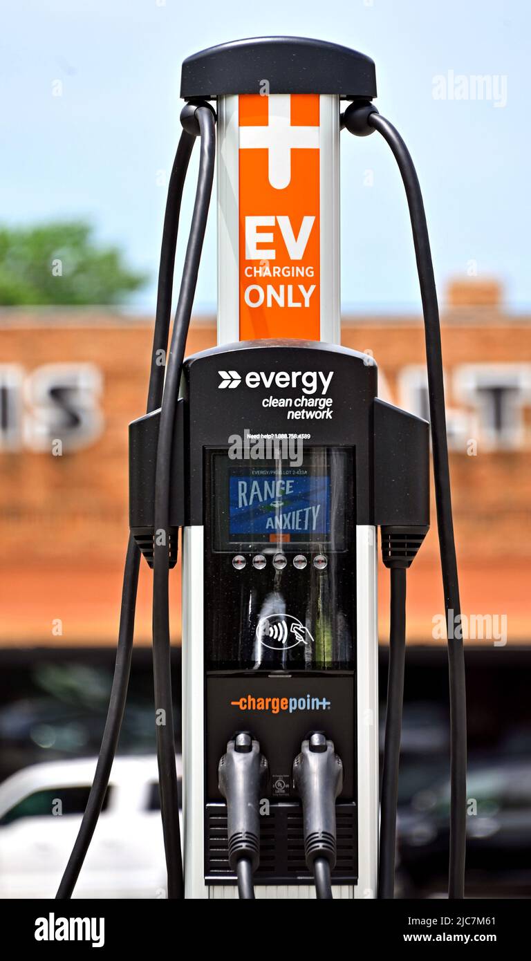 Emporia, KS, USA. 10.. Juni 2022. Diese Woche wurde das Unternehmen Evergy Electric am 10. Juni 2022 auf einem öffentlichen Parkplatz in der Nähe der Commercial Street in der Innenstadt von Emporia, Kansas, neu installiert. Dies als Teil des neuen Plans von Präsident Biden, greg, bis 2030 500.000 Ladestationen an Ort und Stelle zu haben. Kredit: Mark Reinstein/Media Punch/Alamy Live Nachrichten Stockfoto