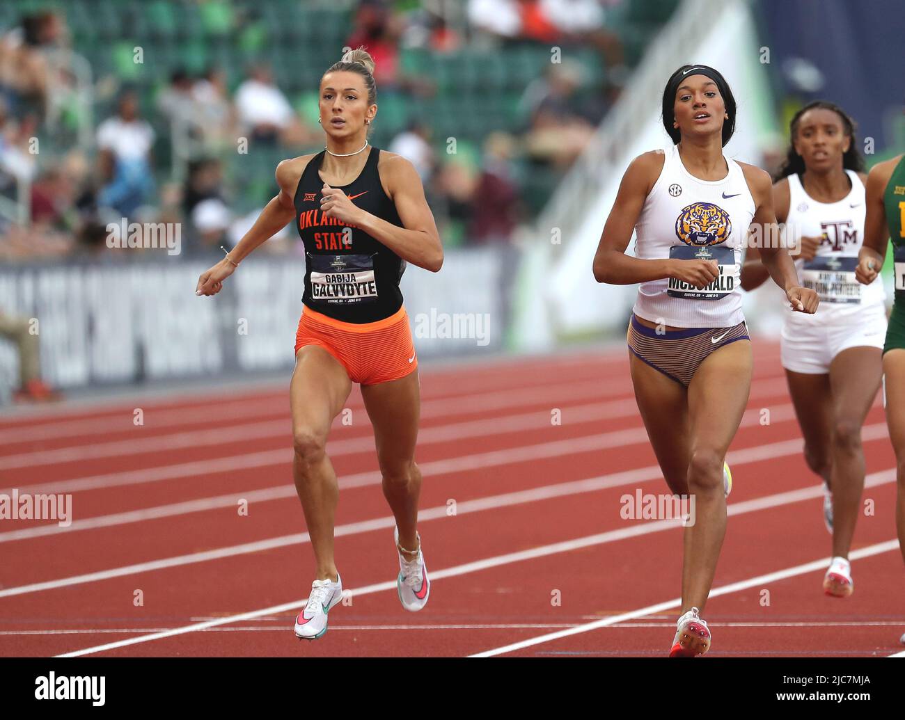 Hayward Field, Eugene, OR, USA. 9.. Juni 2022. Gabija Galvydyte aus dem Bundesstaat Oklahoma schied Katy-Ann McDonald von der LSU im zweiten Flug des 800-Meter-Halbfinals der Frauen während der NCAA Track & Field Championships 2022 in Hayward Field, Eugene, OR aus. Larry C. Lawson/CSM (Cal Sport Media über AP Images). Kredit: csm/Alamy Live Nachrichten Stockfoto