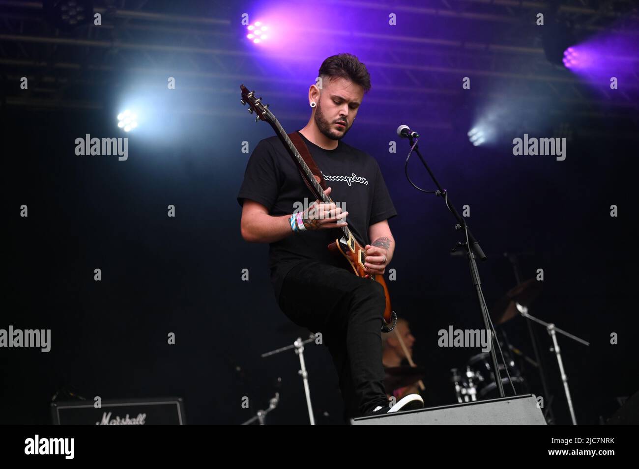 Fans genossen den ersten Tag beim Tramlines Festival in Sheffield, das von Mike Skinners Straßen gesäumt wurde. Das Festival ist Teil eines Government Trial Program, das COVID-19 bei großen Live-Veranstaltungen überwacht. Mit: Die Rosadocs wo: Sheffield, Großbritannien Wann: 23 Jul 2021 Kredit: Graham Finney/WENN Stockfoto