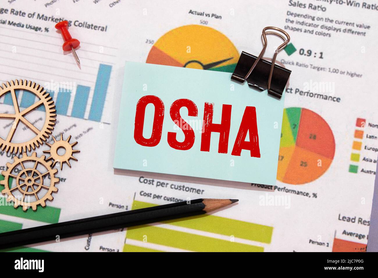 Stethoskop auf Notizbuch und Bleistift mit OSHA-Worten der Occupational Safety and Health Administration als medizinisches Konzept Stockfoto