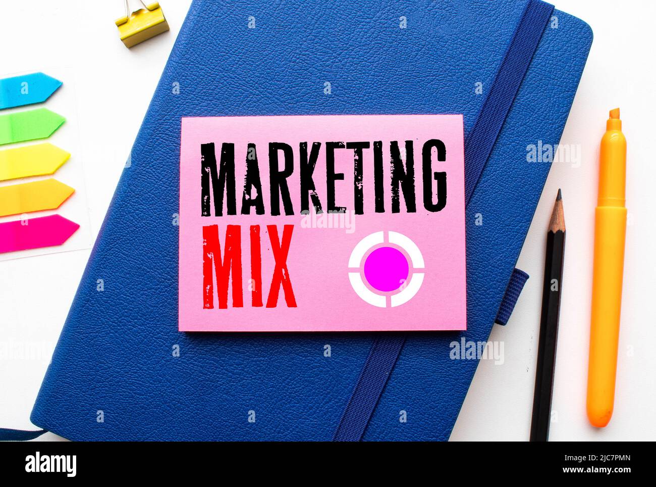Schreibtisch mit Clipboard mit Marketing-Mix-Konzept. Stockfoto