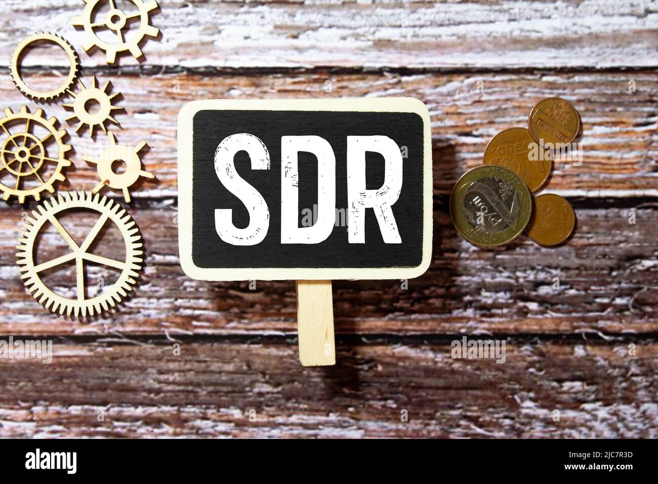 SDR Special Drawing Rights ist das Akronym hinter zerrissenem Büropapier mit Zahlen. Stockfoto