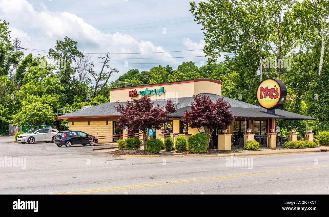 BILTMORE VILLAGE in ASHEVILLE, NC, USA-5 JUNE 2022: Moe's Southwest Grill in Biltmore Village. Gebäude, Schilder, Parkplatz. Stockfoto