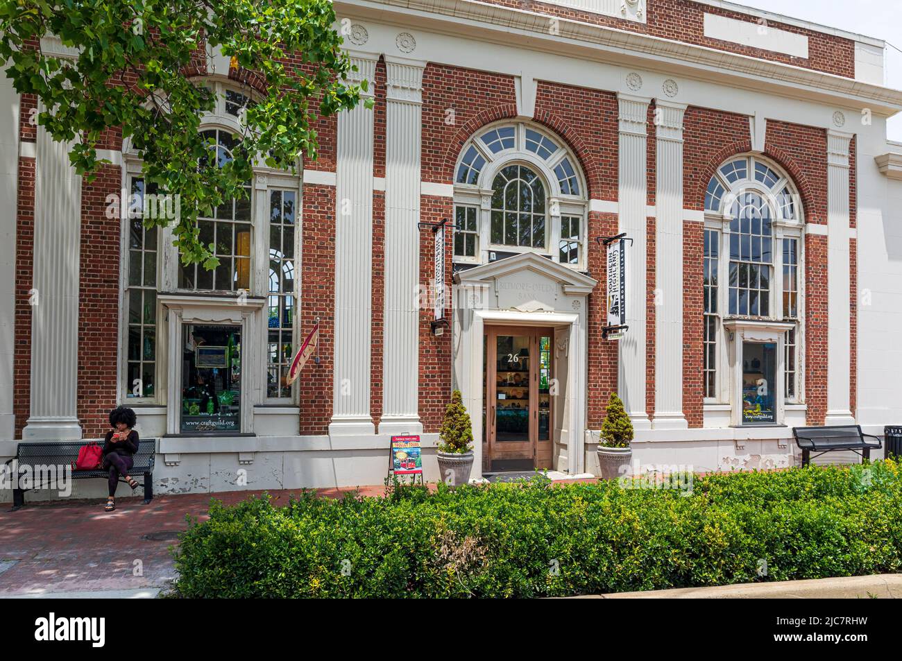 BILTMORE VILLAGE in ASHEVILLE, NC, USA-5 JUNE 2022: The Southern Highlands Craft Guild and Gallery, housed in the former Biltmore-Oteen Bank Building. Stockfoto