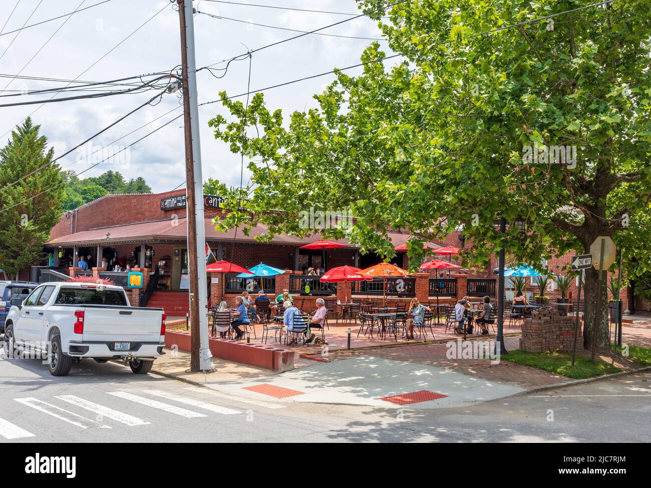 BILTMORE VILLAGE in ASHEVILLE, NC, USA-5 JUNE 2022: Die beliebte Cantina Biltmore, mit Essen im Freien, beschäftigt mit Gönnern. Stockfoto