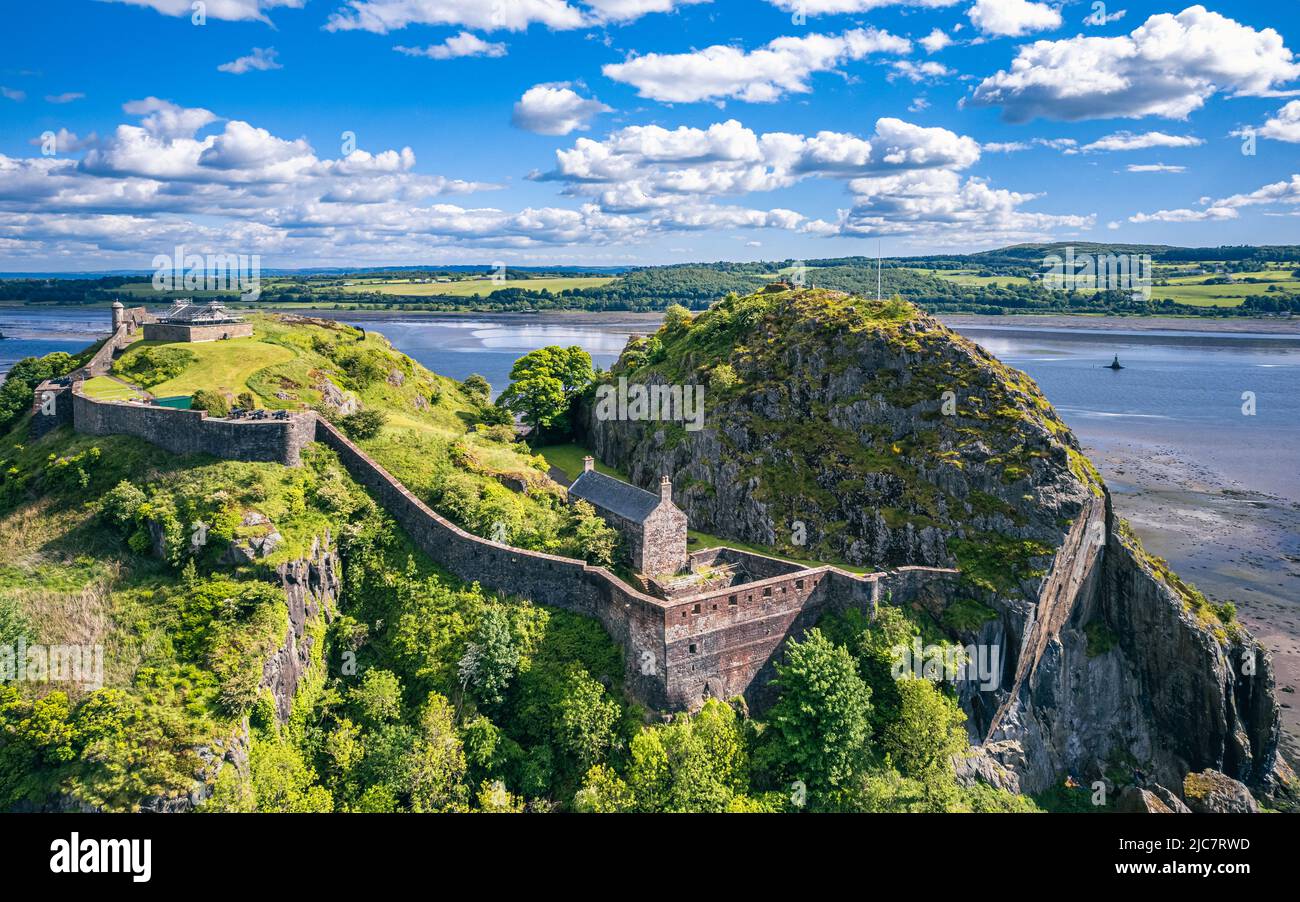 Dumbarton Castle über dem Fluss Clyde und dem Fluss Leven von einer Drohne, Schottland, Großbritannien Stockfoto