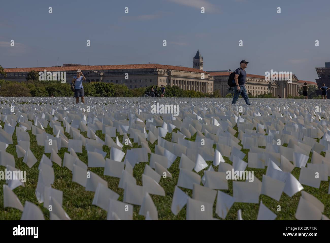 WASHINGTON, D.C., 19. September 2021: Menschen besuchen „in America: Remember“, eine Installation von Suzanne Brennan Firstenberg zu Ehren der Opfer von Covid-19. Stockfoto