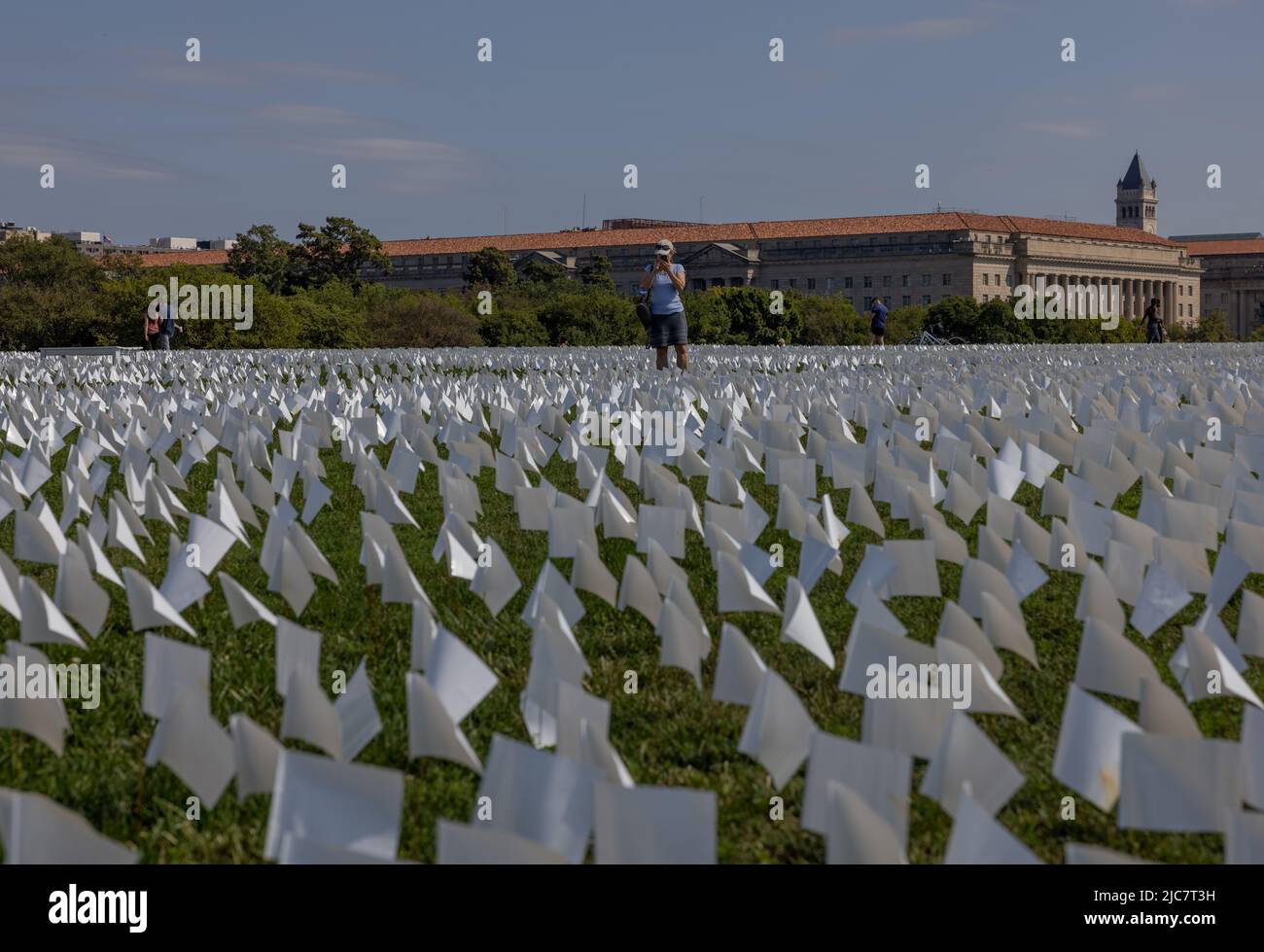 WASHINGTON, D.C., 19. September 2021: Menschen besuchen „in America: Remember“, eine Installation von Suzanne Brennan Firstenberg zu Ehren der Opfer von Covid-19. Stockfoto WASHINGTON, D.C., 19. September 2021: Menschen besuchen „in America: Remember“, eine Installation von Suzanne Brennan Firstenberg zu Ehren der Opfer von Covid-19. Stockfoto