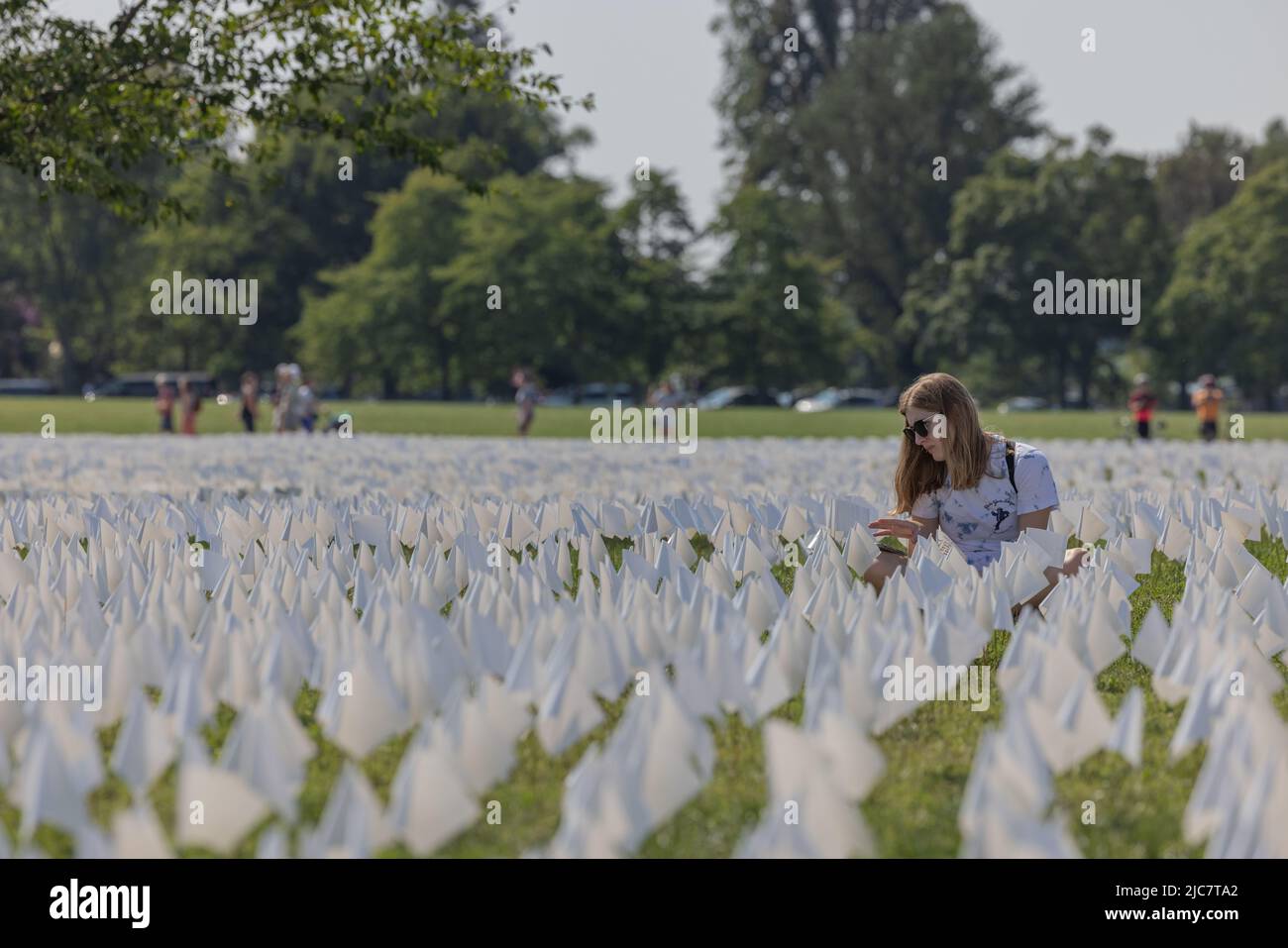 WASHINGTON, D.C., 19. September 2021: Menschen besuchen „in America: Remember“, eine Installation von Suzanne Brennan Firstenberg zu Ehren der Opfer von Covid-19. Stockfoto WASHINGTON, D.C., 19. September 2021: Menschen besuchen „in America: Remember“, eine Installation von Suzanne Brennan Firstenberg zu Ehren der Opfer von Covid-19. Stockfoto