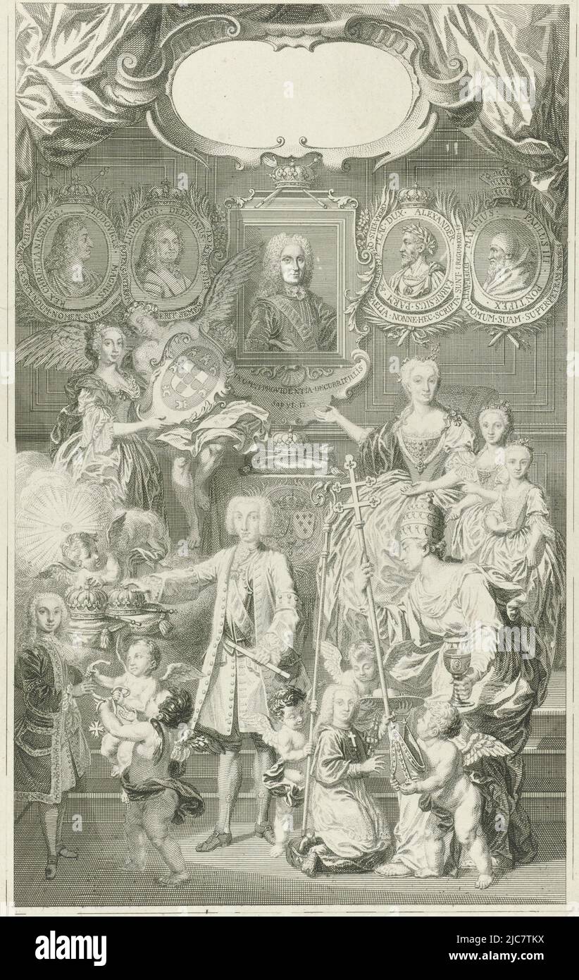 Unter dem zentralen Porträt von Philipp V., König von Spanien, ist seine Familie zu sehen. Sein Sohn Ferdinand VI. Hält als sein Nachfolger den Kommandanten in der Hand. Rechts hinten sitzt Ferdinands Stiefmutter Elisabetta Farnese von Parma, die auf das Porträt ihres Mannes Philipp V. von Spanien verweist. Mit ihr stehen ihre Töchter. Im Vordergrund rechts, die Kirche, mit päpstlicher Tiara auf dem Kopf, und Putti bieten einem ihrer Söhne die Bischofsmitra, Ferdinand VI. Als Nachfolger von Philipp V. inmitten seiner Familie, Druckerei: Pieter Tanjé, intermediärer Zeichner: Louis Fabritius Dubourg, Amsterdam, 1739, Papier Stockfoto