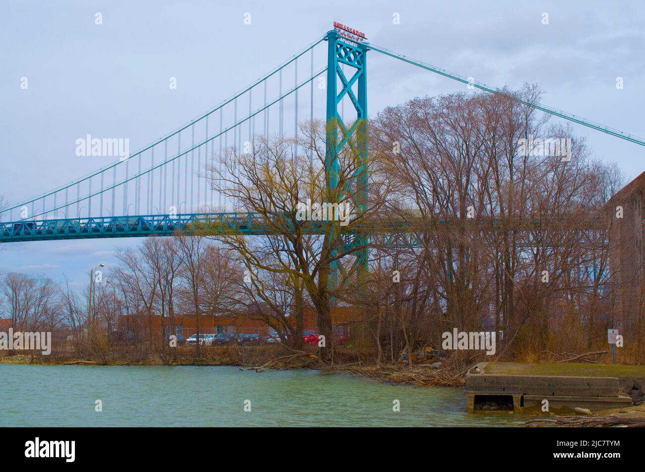 Bild der Ambassador Bridge, die Windsor Ontario mit Detroit Michigan verbindet Stockfoto