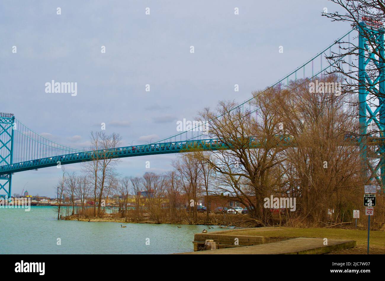 Bild der Ambassador Bridge, die Windsor Ontario mit Detroit Michigan verbindet Stockfoto