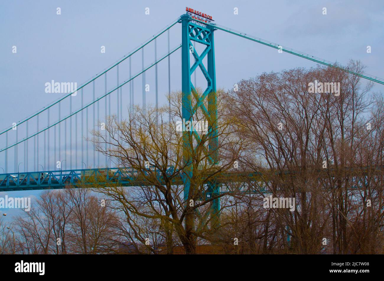 Bild der Ambassador Bridge, die Windsor Ontario mit Detroit Michigan verbindet Stockfoto