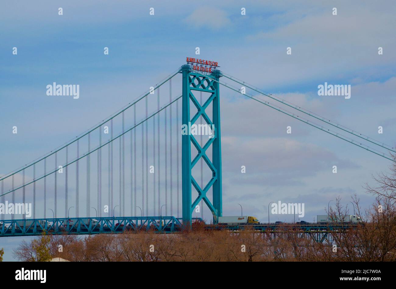 Bild der Ambassador Bridge, die Windsor Ontario mit Detroit Michigan verbindet Stockfoto