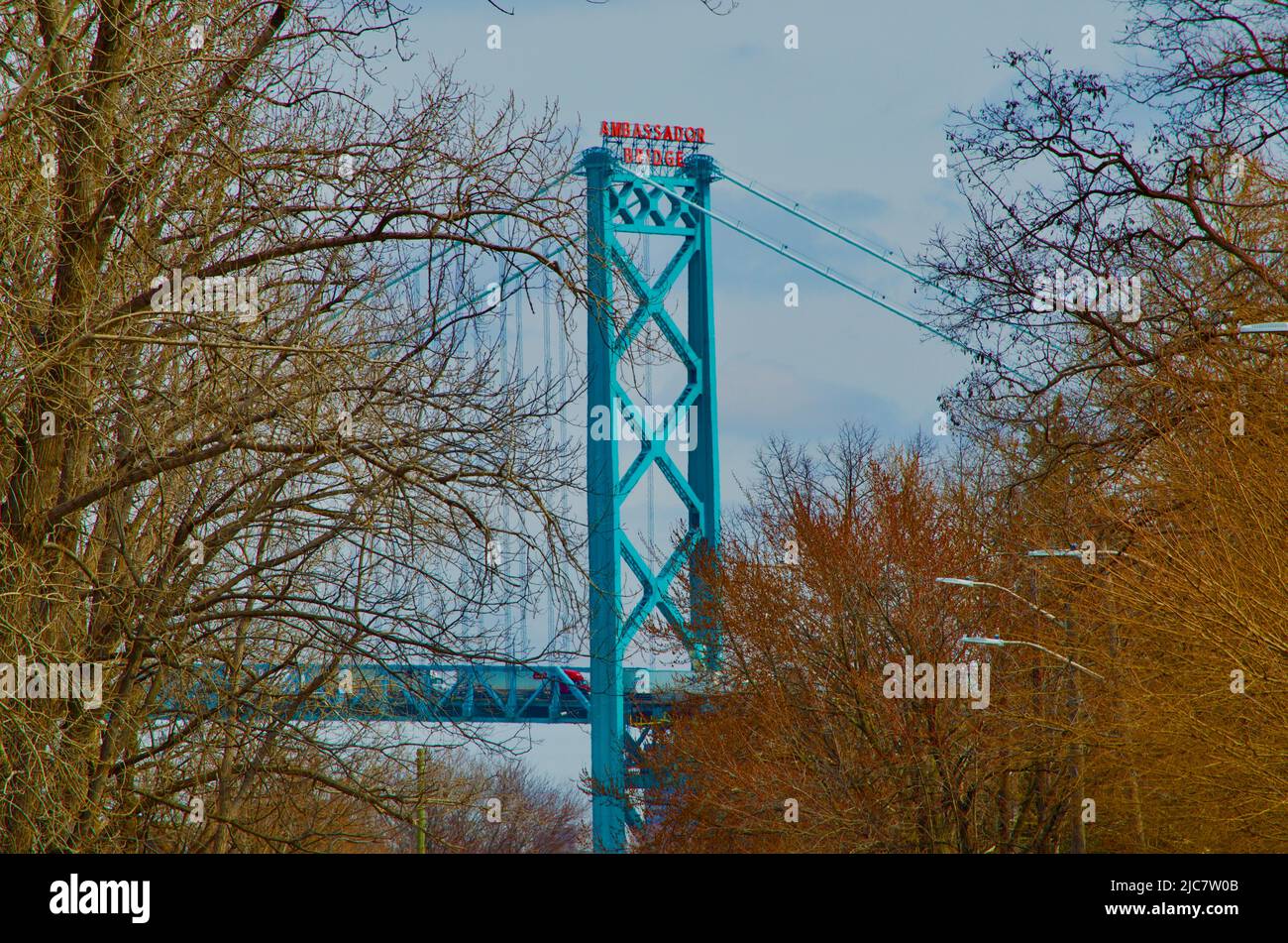 Bild der Ambassador Bridge, die Windsor Ontario mit Detroit Michigan verbindet Stockfoto