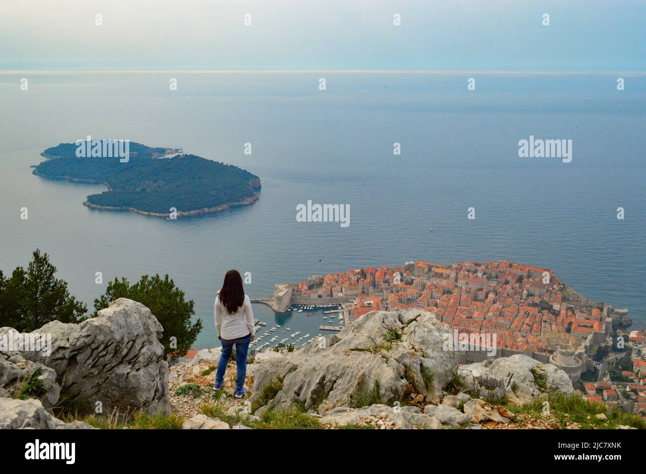 Person, die Dubrovnik von oben beobachtet Stockfoto