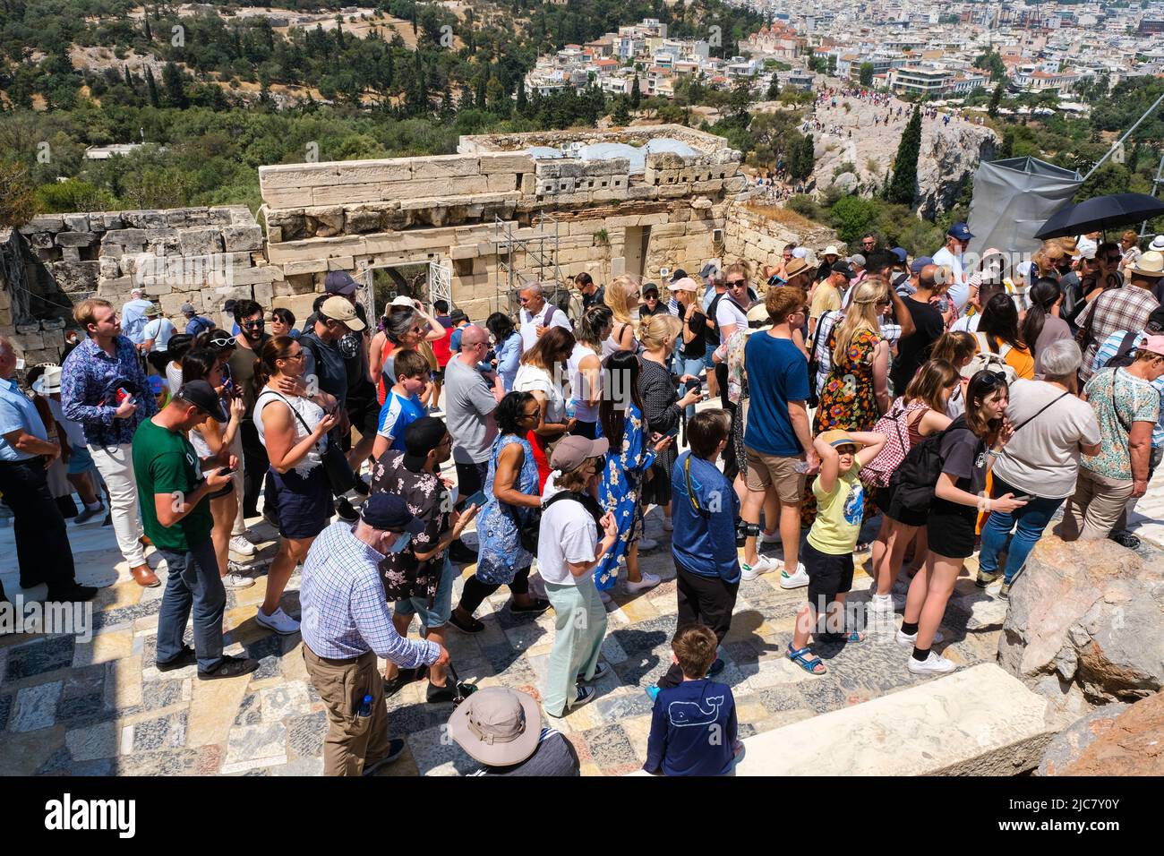 Im Mai 2022 kehren die Massen zur Akropolis in Griechenland zurück, da die Reisebeschränkungen nachlassen Stockfoto