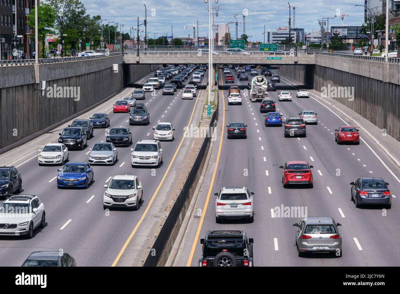 Montreal, CA, 5. Juni 2022: Starker Verkehr auf dem Decarie Expressway Stockfoto