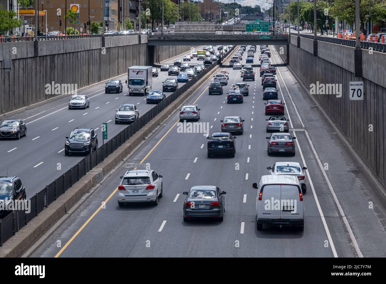 Montreal, CA, 5. Juni 2022: Starker Verkehr auf dem Decarie Expressway Stockfoto