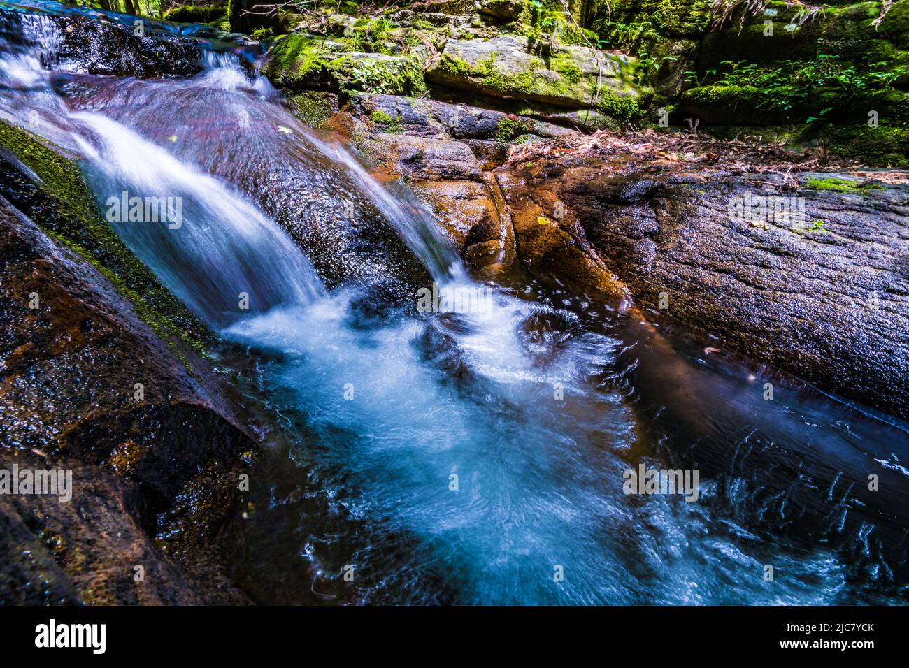Winziger Wasserfall in einem Satoyama Stockfoto