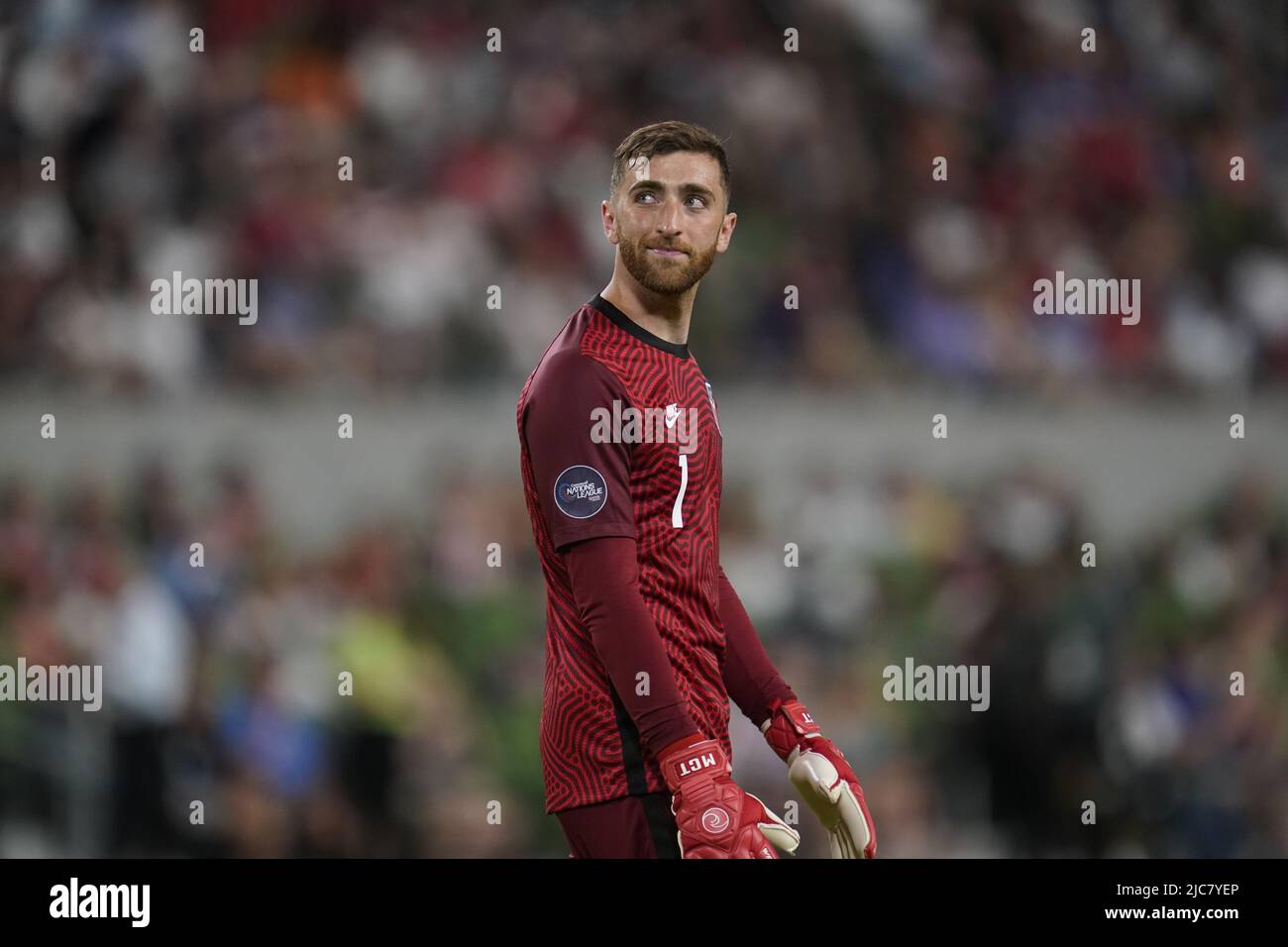 Austin, Texas USA, 10.. Juni 2022: Der US-Torwart Matt Turner lächelt während der ersten Halbzeit eines Spiels der CONCACAF Nation's League im Q2 Stadium von Austin die Menge an. Dies ist das letzte Spiel der US-Nationalmannschaft der Männer (USMNT) in den USA vor der FIFA-Weltmeisterschaft 2022. Kredit: Bob Daemmrich/Alamy Live Nachrichten Stockfoto