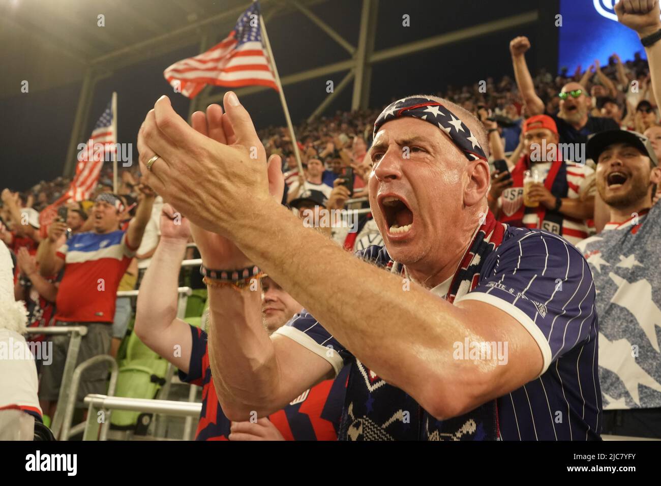 Austin Texas USA, 10.. Juni 2022: Ein Fan feuert das US-Team während der ersten Hälfte eines Spiels der CONCACAF Nation's League gegen Grenada im Austin's Q2 Stadium an. Dies ist das letzte Spiel der US-Nationalmannschaft der Männer (USMNT) in den USA vor der FIFA-Weltmeisterschaft 2022. Kredit: Bob Daemmrich/Alamy Live Nachrichten Stockfoto